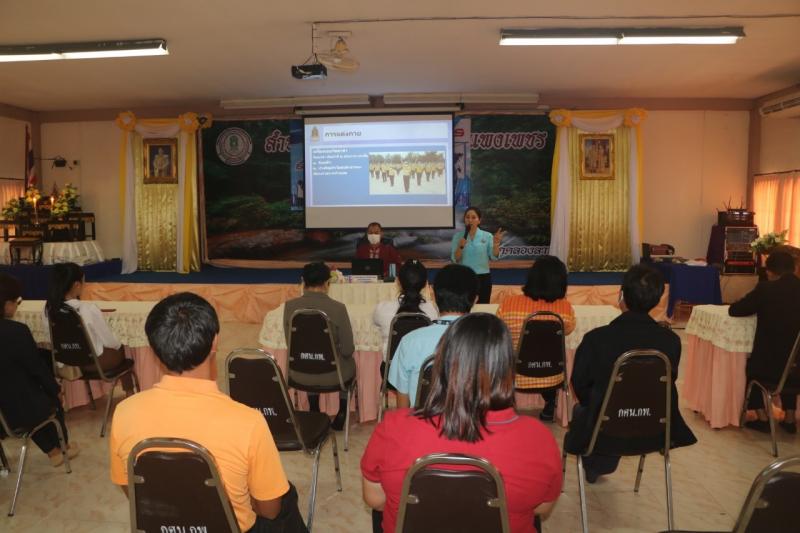 6. นายพีระพงษ์ รุ่งเรืองศิลป์ รักษาการผู้อำนวยการ กศน.จังหวัดกำแพงเพชร เป็นประธานเปิดโครงการอบรมพัฒนาบุคลากร เรื่องการพัฒนาบุคลิกภาพและเทคนิคการพูดเพื่อสร้างการปฏิบัติงานอย่างมีประสิทธิภาพ 