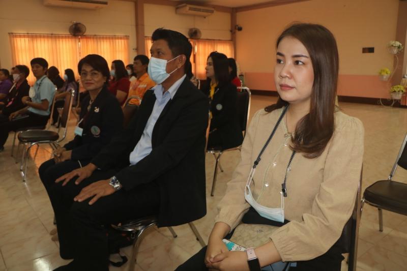 9. นายพีระพงษ์ รุ่งเรืองศิลป์ รักษาการผู้อำนวยการ กศน.จังหวัดกำแพงเพชร เป็นประธานเปิดโครงการอบรมพัฒนาบุคลากร เรื่องการพัฒนาบุคลิกภาพและเทคนิคการพูดเพื่อสร้างการปฏิบัติงานอย่างมีประสิทธิภาพ 