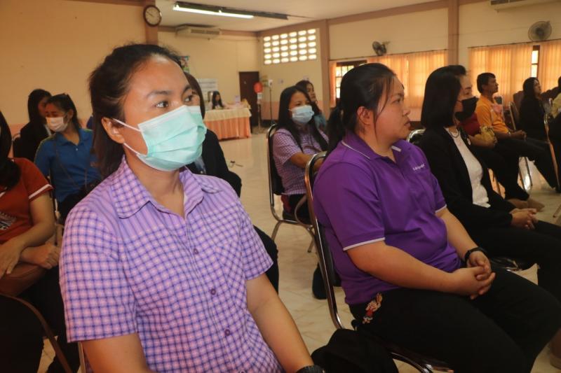 10. นายพีระพงษ์ รุ่งเรืองศิลป์ รักษาการผู้อำนวยการ กศน.จังหวัดกำแพงเพชร เป็นประธานเปิดโครงการอบรมพัฒนาบุคลากร เรื่องการพัฒนาบุคลิกภาพและเทคนิคการพูดเพื่อสร้างการปฏิบัติงานอย่างมีประสิทธิภาพ 