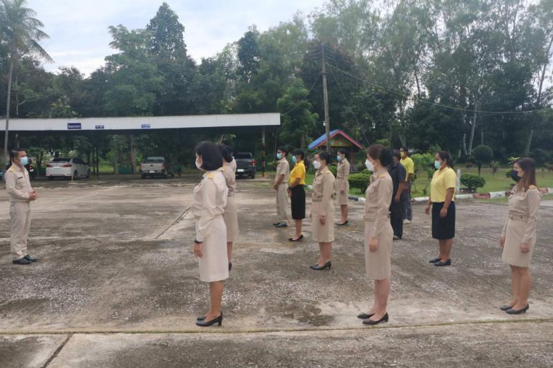 2. นายพีระพงษ์ รุ่งเรืองศิลป์ พร้อมด้วย ข้าราชการ  พนักงานราชการ และบุคลากรในสังกัด ร่วมกิจกรรมเชิญธงชาติไทยและร้องเพลงชาติไทย