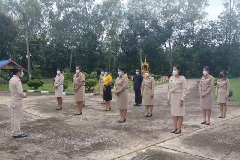 5. นายพีระพงษ์ รุ่งเรืองศิลป์ พร้อมด้วย ข้าราชการ  พนักงานราชการ และบุคลากรในสังกัด ร่วมกิจกรรมเชิญธงชาติไทยและร้องเพลงชาติไทย