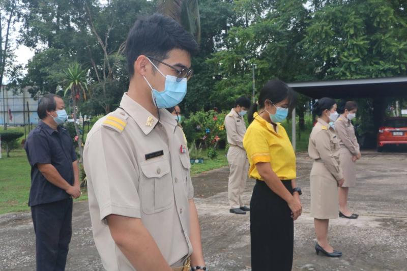 6. นายพีระพงษ์ รุ่งเรืองศิลป์ พร้อมด้วย ข้าราชการ  พนักงานราชการ และบุคลากรในสังกัด ร่วมกิจกรรมเชิญธงชาติไทยและร้องเพลงชาติไทย