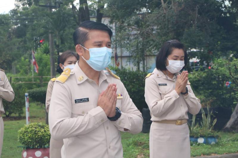 7. นายพีระพงษ์ รุ่งเรืองศิลป์ พร้อมด้วย ข้าราชการ  พนักงานราชการ และบุคลากรในสังกัด ร่วมกิจกรรมเชิญธงชาติไทยและร้องเพลงชาติไทย