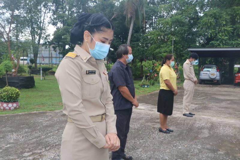 8. นายพีระพงษ์ รุ่งเรืองศิลป์ พร้อมด้วย ข้าราชการ  พนักงานราชการ และบุคลากรในสังกัด ร่วมกิจกรรมเชิญธงชาติไทยและร้องเพลงชาติไทย