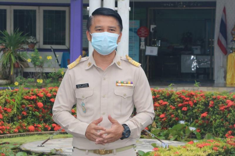 9. นายพีระพงษ์ รุ่งเรืองศิลป์ พร้อมด้วย ข้าราชการ  พนักงานราชการ และบุคลากรในสังกัด ร่วมกิจกรรมเชิญธงชาติไทยและร้องเพลงชาติไทย