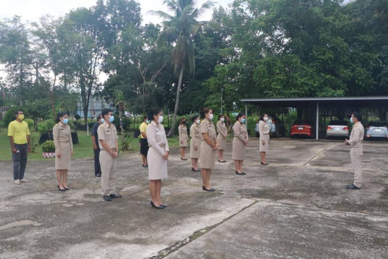 10. นายพีระพงษ์ รุ่งเรืองศิลป์ พร้อมด้วย ข้าราชการ  พนักงานราชการ และบุคลากรในสังกัด ร่วมกิจกรรมเชิญธงชาติไทยและร้องเพลงชาติไทย