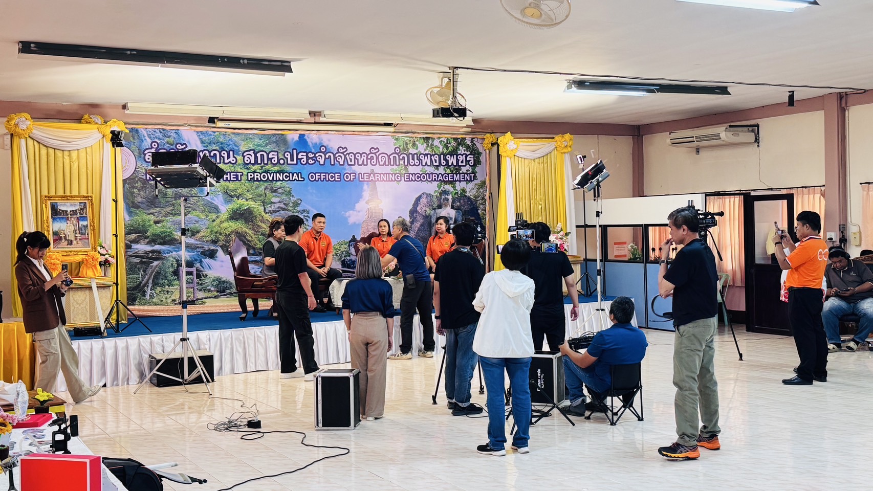 ว่าที่ พ.อ.ท. นิพนธ์  เพ็ชรใส ผอ.สกร.ประจำจังหวัดกำแพงเพชร นำบุคลากรในสังกัด ถ่ายทำรายการ สกร.วาไรตี้