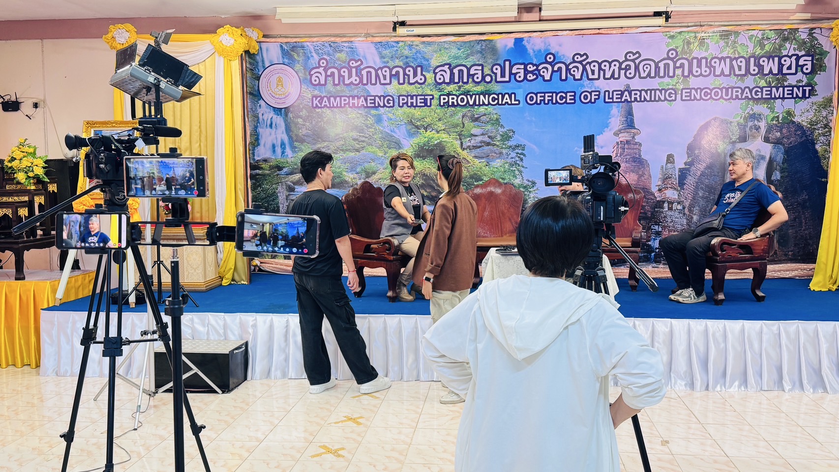 ว่าที่ พ.อ.ท. นิพนธ์  เพ็ชรใส ผอ.สกร.ประจำจังหวัดกำแพงเพชร นำบุคลากรในสังกัด ถ่ายทำรายการ สกร.วาไรตี้