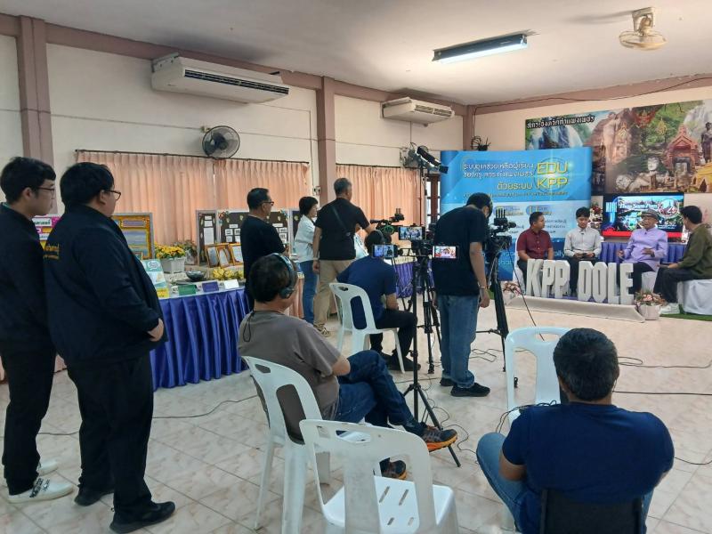3. ว่าที่ พ.อ.ท. นิพนธ์  เพ็ชรใส ผอ.สกร.ประจำจังหวัดกำแพงเพชร นำบุคลากรในสังกัด ถ่ายทำรายการ สกร.วาไรตี้