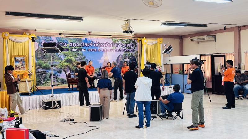 5. ว่าที่ พ.อ.ท. นิพนธ์  เพ็ชรใส ผอ.สกร.ประจำจังหวัดกำแพงเพชร นำบุคลากรในสังกัด ถ่ายทำรายการ สกร.วาไรตี้