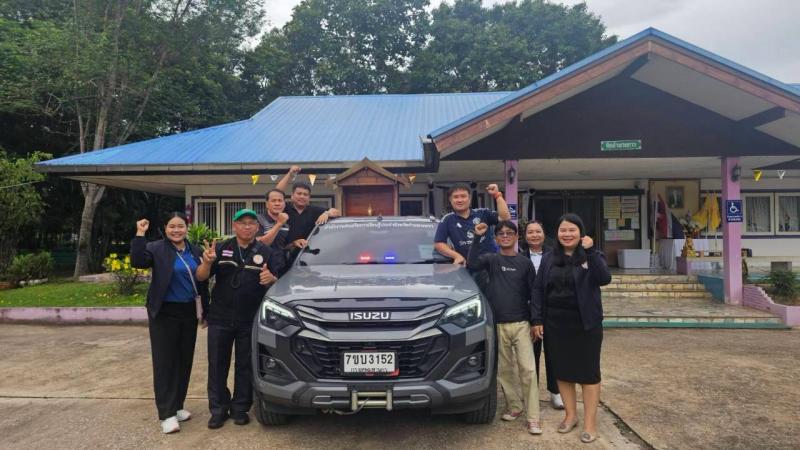2. พ.อ.ท.นิพนธ์. เพ็ชรใส ผอ. สกร.ประจำจังหวัดกำแพงเพชร มอบหมายบุคลากร ช่วยเหลือผู้ประสบภัยน้ำท่วม