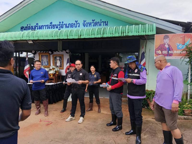 4. พ.อ.ท.นิพนธ์. เพ็ชรใส ผอ. สกร.ประจำจังหวัดกำแพงเพชร มอบหมายบุคลากร ช่วยเหลือผู้ประสบภัยน้ำท่วม